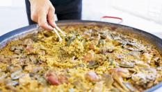 Una paella.
