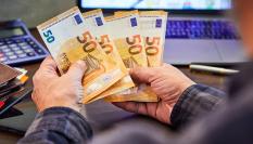 Una persona contando dinero, en una imagen de archivo