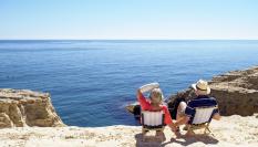 Dos personas disfrutando de las vistas en el parque natural de Cabo de Gato (Almería, Andalucía).