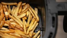 Patatas fritas en freidora de aire.