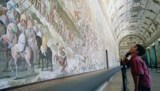 Un joven en el Palacio de El Escorial.