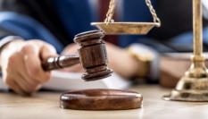 Juez dictando sentencia