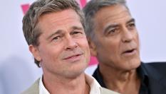 Los actores Brad Pitt y George Clooney, a la entrada del preestreno de la película 'Wolfs' ('Lobos'), en el TCL Chinese Theatre, en Hollywood (California, EEUU).