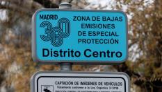 Señal que indica la puerta de entrada en Madrid a una Zona de Bajas Emisiones.