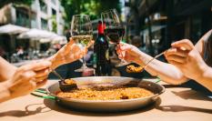 Imagen de archivo de varios comensales disfrutando de una paella.