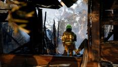 Un bombero inspecciona los daños en una localidad de Líbano alcanzada por una bomba iraelí