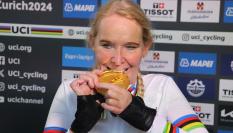 Manuela Vos, con su medalla de oro en el Mundial de Zúrich