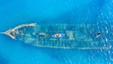 Vista de un buque hundido en el fondo del mar Caribe.