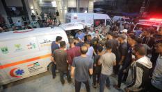 Traslado de heridos a un centro hospitalario de Gaza tras un bombardeo israelí en Bureij.