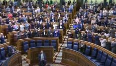 Diputados aplaudiendo en el Congreso tras la aprobación de la norma