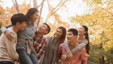 Imagen de archivo de un grupo de jóvenes en el parque de Ditan en Beijing (Pekín, China).