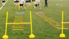 Entrenamiento en el campo de fútbol.