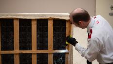 Un especialista limpia una cama infectada de chinches