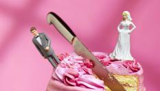 Imagen de un pastel de boda cortado.