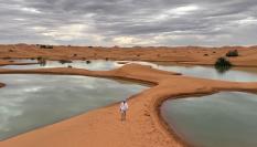 Fotografía de lagunas de agua en las dunas del desierto de Merzouga (Marruecos). Las lluvias fuertes y excepcionales que azotaron el pasado mes el Sáhara han creado lagunas de agua en medio de las dunas del desierto marroquí de Merzouga y han resucitado un lago seco durante más de cincuenta años en la provincia de Zagora.