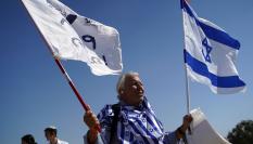 Grupos de colonos israelíes participan en una concentración frente a la frontera con la Franja de Gaza para exigir el restablecimiento de seis asentamientos que abarcan de norte a sur del enclave palestino.