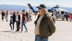 Turistas contemplan el aeropuerto de Teruel en los actos por el décimo aniversario de su inauguración