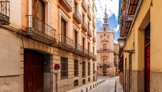 Vista de la Casa de la Villa desde una de las calles del casco histórico de Madrid.