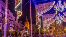El centro histórico de Sevilla iluminado por Navidad en 2023.