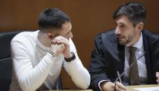 Diego Montaña, uno de los acusados por el crimen de Samuel Luiz, y su abogado, Luis Manuel Salgado; en una imagen durante el juicio en A Coruña.