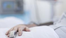 Imagen de una persona en la cama de un hospital.