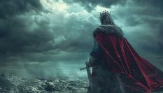Un rey observando la tormenta en el mar