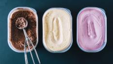 Helados envasados en recipientes de plástico.