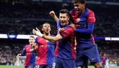 Jugadores del Barcelona celebran un gol en el Santiago Bernabéu.
