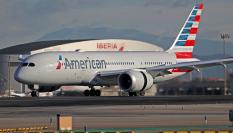 Imagen de archivo de un avión Boeing 787-8 Dreamliner de la aerolínea estadounidense American Airlines, en el aeropuerto de El Prat, Barcelona.