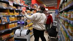 Un cliente hace la compra en un supermercado