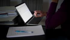 Una mujer, teletrabajando en su casa