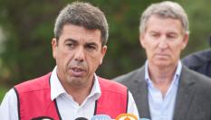 Mazón, observado por Feijóo durante una intervención a los medios el pasado 31 de octubre