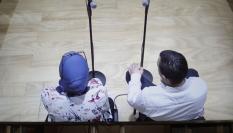 Fotografía tomada este martes de la imagen de un monitor de televisión de la sala de prensa de la Audiencia Provincial de A Coruña desde el que se puede seguir el juicio por el asesinato de Samuel Luiz, con cinco personas acusadas para las que la Fiscalía pide penas de entre 22 y 27 años de prisión al ver agravante de discriminación por orientación sexual. En la imagen, uno de los testigos de la agresión que ha comparecido este martes en compañía de una intérprete.