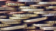 Imagen de archivo de un plano detalle de varias monedas de canto.