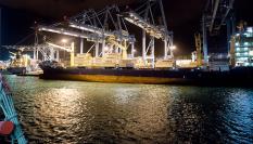 Un carguero, atracado en el puerto de Algeciras.