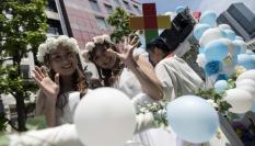 Dos mujeres, con el traje de novia, participan en el desfile del Orgullo en Tokio.
