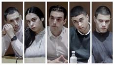 Imágenes tomadas en la tercera semana de juicio del vídeo que el TSXG muestra en la sala de prensa desde donde los medios de comunicación siguen el juicio por el asesinato de Sameul Luiz, donde aparecen, de izquierda a derecha, los cinco acusados: Diego Montaña, Catherine "Katy" Silva, Kaio Amaral, Alejandro Míguez y Alejandro Freire "Yumba".