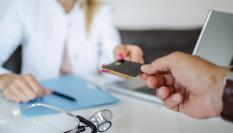 Imagen de una persona pagando en una consulta médica.