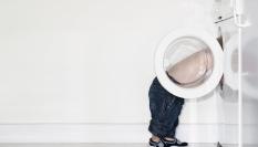 Imagen de archivo de un niño y una lavadora.