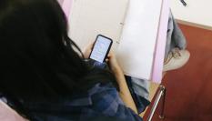 Una estudiante con un móvil.