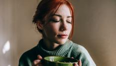 Una mujer tomando un té.
