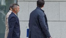 Luis Alberto Escolano (i), uno de los tres socios del comisionista Víctor de Aldama, llega a la Audiencia Nacional este lunes para declarar ante el juez que investiga el caso Koldo.