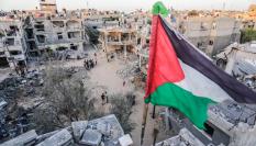 Bandera palestina en lo alto de un edificio en una zona de Gaza devastada por las bombas