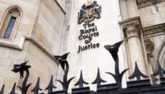 Vista de la fachada de la Corte Real de Justicia en Londres(Inglaterra).