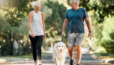 Dos personas saliendo a andar con su perro.