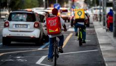 Imagen de archivo de trabajadores de las empresas Just Eat y Glovo.