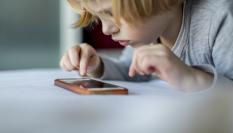 Un menor usando un móvil.