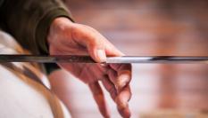 Foto de archivo de una persona con una espada.