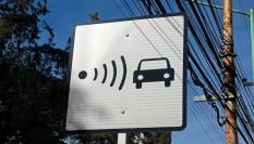 Imagen de archivo de un letrero de advertencia de un radar de control de velocidad.