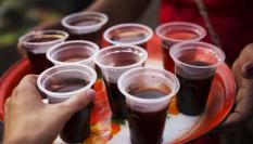 Imagen de archivo de una bandeja con bebidas.